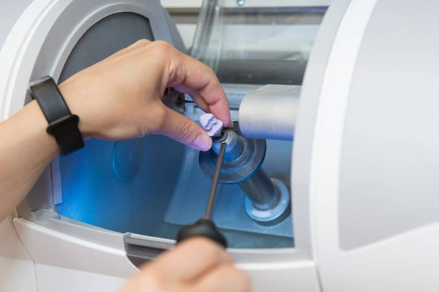 Machine creating a mold of a tooth